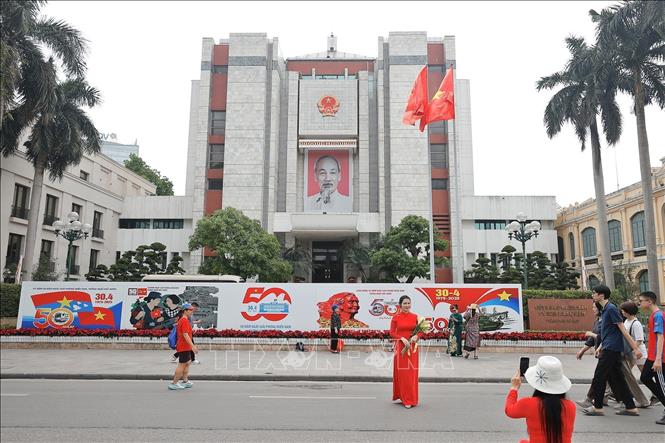 Pano, áp phích được trang trí rực rỡ trên các tuyến phố chính của Hà Nội. Ảnh: Minh Quyết – TTXVN