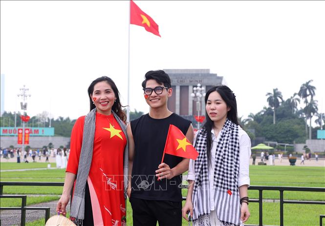Lăng Chủ tịch Hồ Chí Minh là một trong những địa điểm được các gia đình và bạn trẻ đến tham quan và hòa mình vào không khí kỷ niệm lớn của đất nước. Ảnh: Văn Điệp – TTXVN