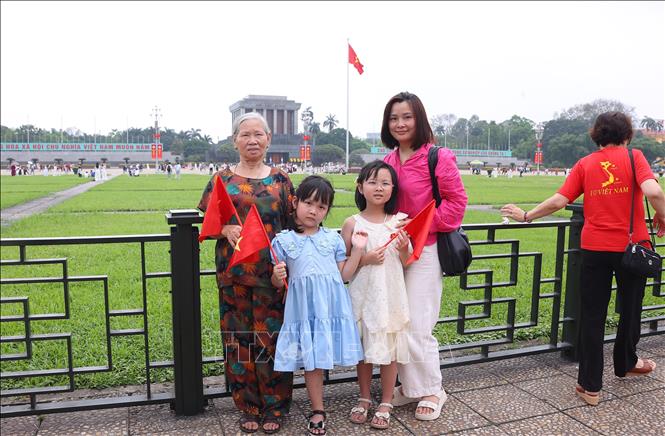 Lăng Chủ tịch Hồ Chí Minh là một trong những địa điểm được các gia đình và bạn trẻ đến tham quan và hòa mình vào không khí kỷ niệm lớn của đất nước. Ảnh: Văn Điệp – TTXVN