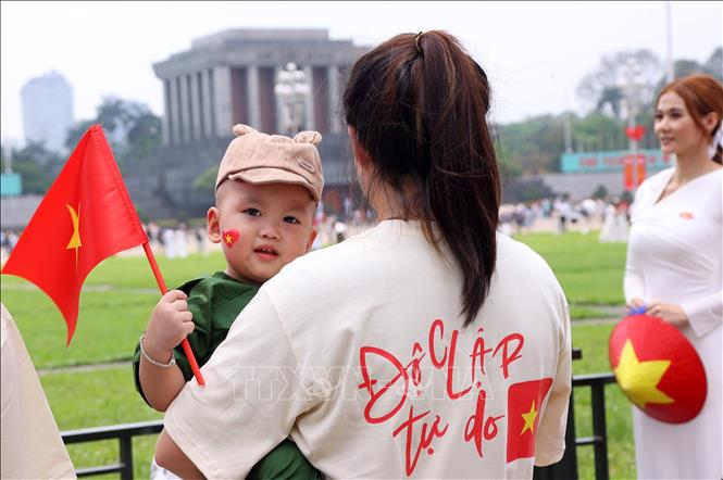 Người dân tự hào về lịch sử nhân kỷ niệm 50 năm Ngày giải phóng miền Nam, thống nhất đất nước. Ảnh: Văn Điệp – TTXVN