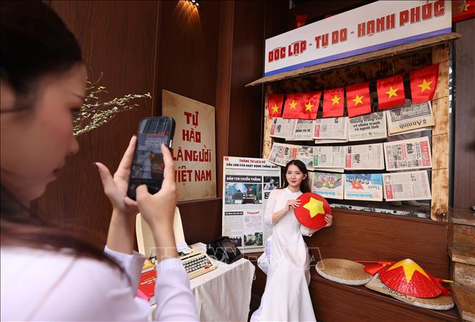 Giới trẻ chụp ảnh lưu niệm trong niềm tự hào về lịch sử và hòa mình vào không khí kỷ niệm lớn của đất nước. Ảnh: Văn Điệp – TTXVN