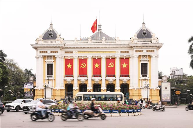 Nhà hát lớn Hà Nội được trang hoàng cờ Đảng, cờ Tổ quốc hướng đến chào mừng 50 năm thống nhất đất nước. Ảnh: Lê Đông - TTXVN