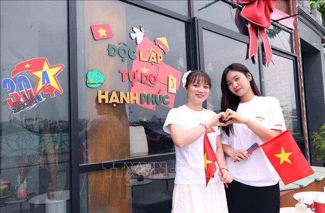 Giới trẻ chụp ảnh lưu niệm trong niềm tự hào về lịch sử và hòa mình vào không khí kỷ niệm lớn của đất nước. Ảnh: Văn Điệp – TTXVN