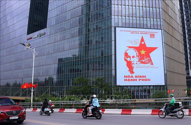Những biểu ngữ lớn với khẩu hiệu trang trọng, ý nghĩa kỷ niệm 50 năm Ngày giải phóng miền Nam, thống nhất đất nước xuất hiện khắp mọi nơi, nhắc nhớ về trang sử hào hùng của dân tộc. Ảnh: Văn Điệp – TTXVN