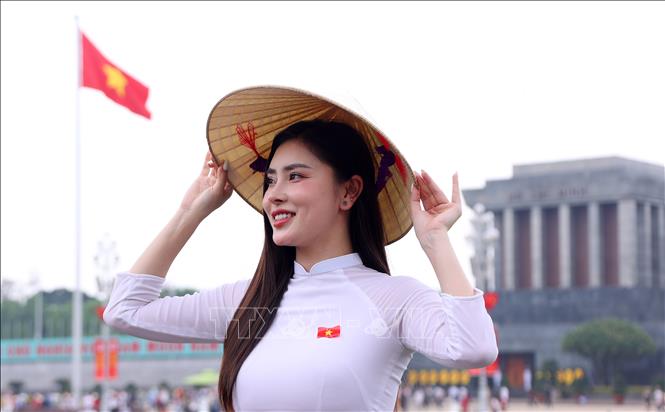 Lăng Chủ tịch Hồ Chí Minh là một trong những địa điểm được các gia đình và bạn trẻ đến tham quan và hòa mình vào không khí ngày kỷ niệm lớn của đất nước. Ảnh: Văn Điệp – TTXVN