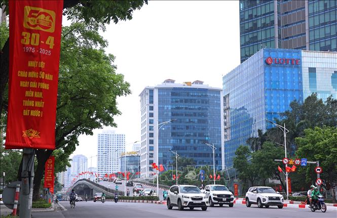 Cầu vượt Nguyễn Chí Thanh - Kim Mã được trang trí băng rôn, cờ Tổ quốc đỏ rực rỡ chào mừng ngày lễ lớn. Ảnh: Văn Điệp – TTXVN
