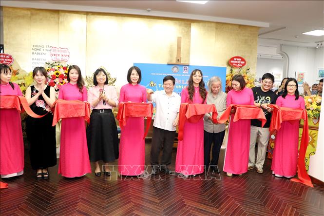 Cắt băng khai mạc triển lãm. Ảnh: Mạnh Tú - TTXVN