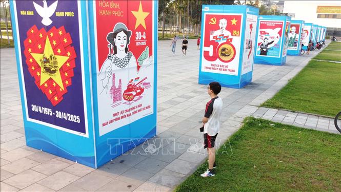 Triển lãm với 80 tranh cổ động tấm lớn sinh động trực quan đã tạo nên không khí phấn khởi tươi vui thu hút nhiều người dân đến thăm quan tại Quảng trường Hồ Chí Minh. Ảnh: Hoàng Hùng-TTXVN