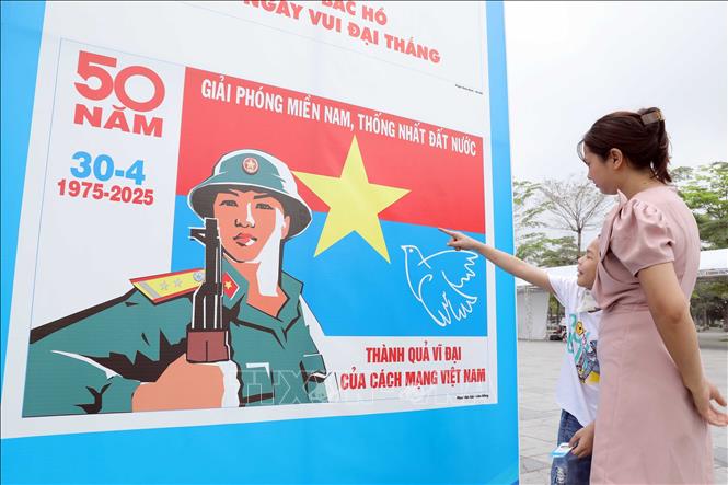 Triển lãm với 80 tranh cổ động tấm lớn sinh động trực quan đã tạo nên không khí phấn khởi tươi vui thu hút nhiều người dân đến thăm quan tại Quảng trường Hồ Chí Minh. Ảnh: Hoàng Hùng-TTXVN