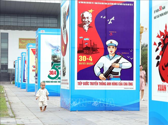 Triển lãm tranh cổ động tấm lớn kỷ niệm 50 năm ngày giải phóng miền Nam, thống nhất đất nước tại Quảng trường Hồ Chí Minh. Ảnh: Hoàng Hùng-TTXVN