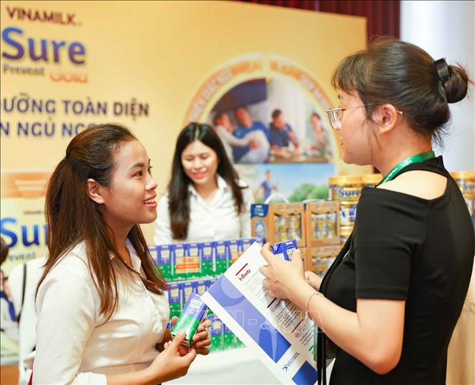 Giới thiệu các sản phẩm của Công ty Cổ phần sữa Việt Nam (Vinamilk) trong khuôn khổ hội thảo. Ảnh: Thanh Tùng - TTXVN