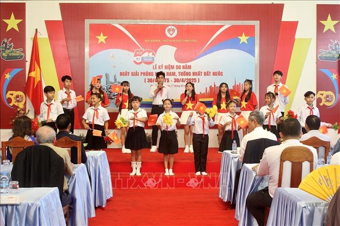 Học sinh con em kiều bào biểu diễn văn nghệ chào mừng kỷ niệm 50 năm Giải phóng miền Nam, thống nhất đất nước. Ảnh: Quang Anh -PV TTXVN tại Campuchia.