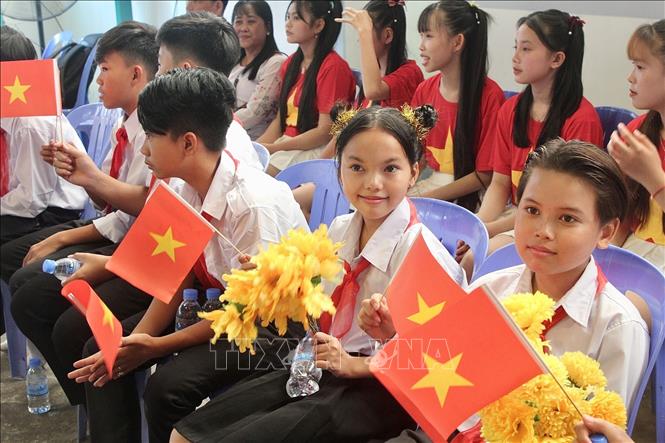 Học sinh con em kiều bào phấn khởi tham dự lễ kỷ niệm. Ảnh: Quang Anh – PV TTXVN tại Campuchia.