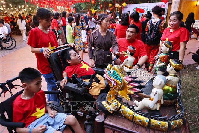 Các đại biểu người khuyết tật đến từ nhiều tỉnh thành trải nghiệm các hoạt động tại chương trình. Ảnh: Minh Đức – TTXVN