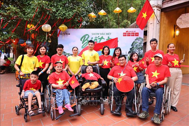 Các đại biểu người khuyết tật đến từ nhiều tỉnh thành trải nghiệm các hoạt động tại chương trình. Ảnh: Minh Đức – TTXVN