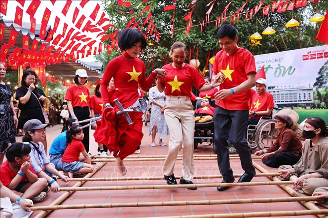 Các đại biểu người khuyết tật đến từ nhiều tỉnh thành trải nghiệm các hoạt động tại chương trình. Ảnh: Minh Đức – TTXVN