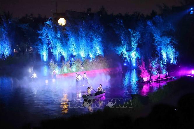 Thực cảnh “Tinh hoa Bắc Bộ” mang đến cho người xem hành trình nghệ thuật độc đáo, kết hợp giữa truyền thống và công nghệ hiện đại. Ảnh: Minh Đức – TTXVN