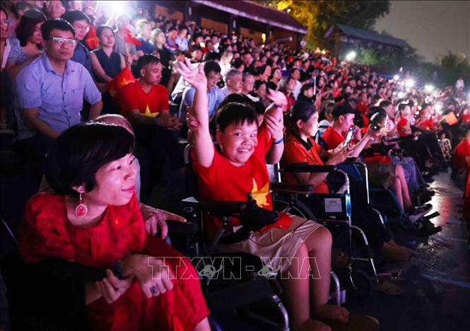 Các đại biểu tìm hiểu về văn hóa truyền thống qua trải nghiệm sống động thực cảnh “Tinh hoa Bắc Bộ”. Ảnh: Minh Đức – TTXVN