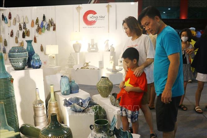 Families take their kids to the festival to learn about Bien Hoa pottery in Dong Nai. VNA Photo: Lê Xuân