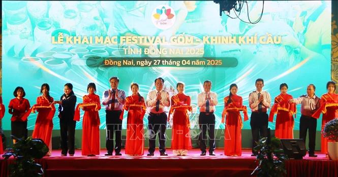 Delegates open the Pottery festival. VNA Photo: Lê Xuân