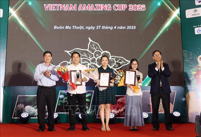Trao Cup và hoa chúc mừng các đơn vị có sản phẩm đạt đặc sản 5 năm liên tục (2020 – 2025). Ảnh: Hoài Thu – TTXVN.