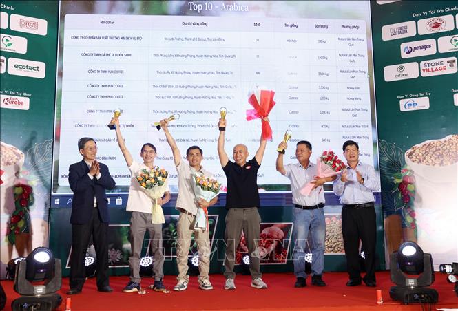 Trao giải Top 4 Arabica của cuộc thi. Ảnh: Hoài Thu – TTXVN.