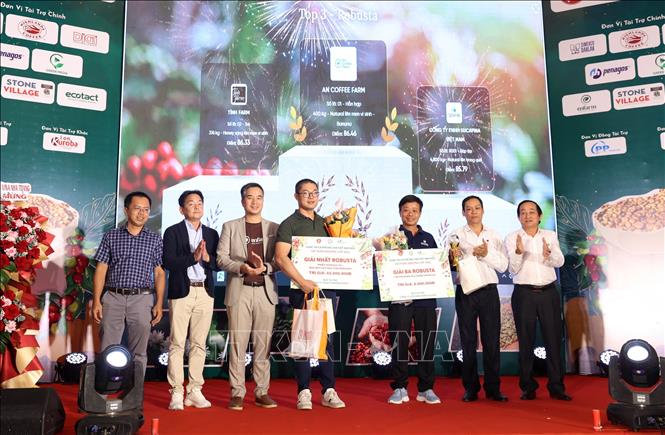 Trao giải Top 3 Robusta của cuộc thi. Ảnh: Hoài Thu – TTXVN.