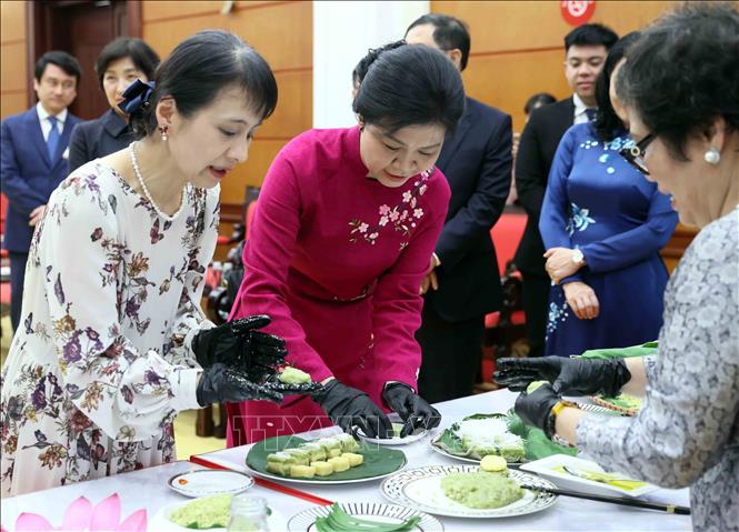 Phu nhân Ngô Phương Ly và Phu nhân Ishiba Yoshiko cùng làm bánh cốm truyền thống. Ảnh: An Đăng - TTXVN
