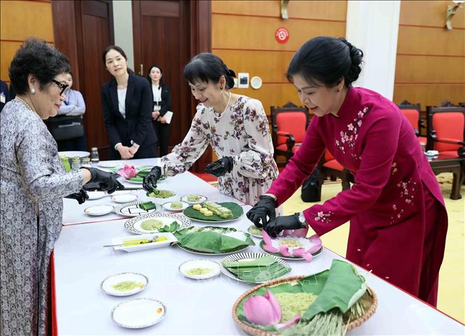Phu nhân Ngô Phương Ly và Phu nhân Ishiba Yoshiko cùng làm bánh cốm truyền thống. Ảnh: An Đăng - TTXVN
