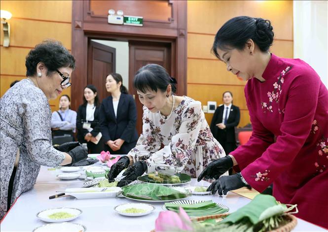 Phu nhân Ngô Phương Ly và Phu nhân Ishiba Yoshiko cùng làm bánh cốm truyền thống. Ảnh: An Đăng - TTXVN
