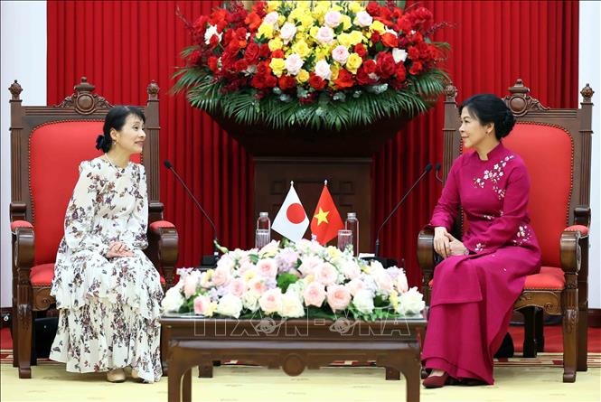 Bà Ngô Phương Ly, Phu nhân Tổng Bí thư Tô Lâm và bà Ishiba Yoshiko, Phu nhân Thủ tướng Nhật Bản Ishiba Shigeru tại buổi gặp. Ảnh: An Đăng - TTXVN