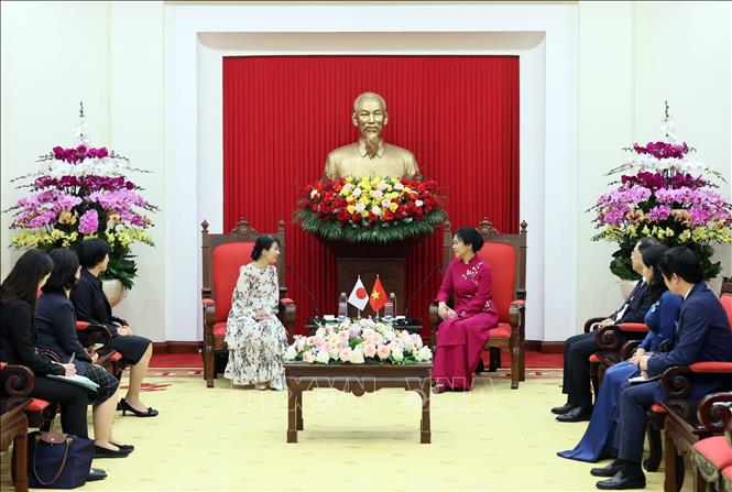 Bà Ngô Phương Ly, Phu nhân Tổng Bí thư Tô Lâm và bà Ishiba Yoshiko, Phu nhân Thủ tướng Nhật Bản Ishiba Shigeru tại buổi gặp. Ảnh: An Đăng - TTXVN