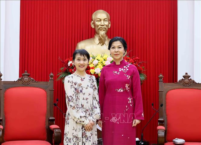 Bà Ngô Phương Ly, Phu nhân Tổng Bí thư Tô Lâm và bà Ishiba Yoshiko, Phu nhân Thủ tướng Nhật Bản Ishiba Shigeru tại buổi gặp. Ảnh: An Đăng - TTXVN