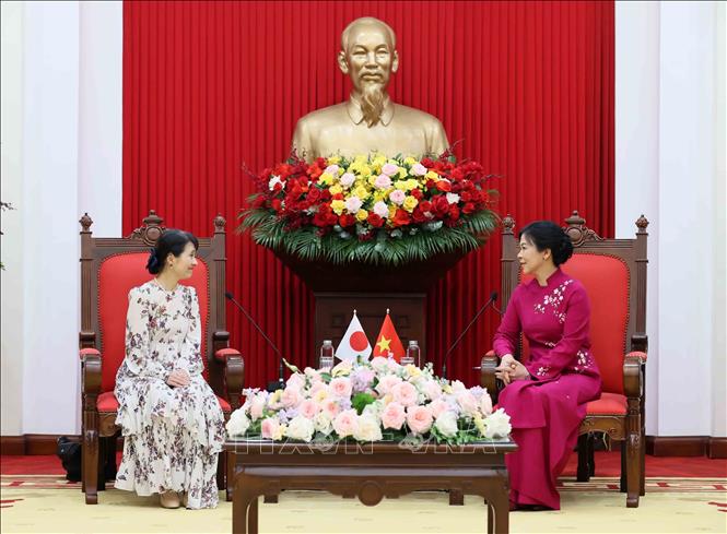 Bà Ngô Phương Ly, Phu nhân Tổng Bí thư Tô Lâm và bà Ishiba Yoshiko, Phu nhân Thủ tướng Nhật Bản Ishiba Shigeru tại buổi gặp. Ảnh: An Đăng - TTXVN