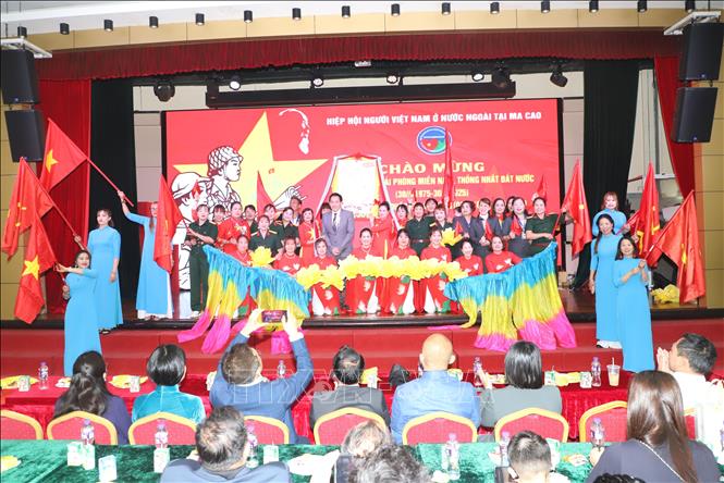 Màn hát múa Như có Bác Hồ trong ngày vui đại thắng do Hiệp hội người Việt Nam tại Macau biểu diễn. Ảnh: Xuân Vịnh-Phóng viên TTXVN từ Macau (Trung Quốc).  
