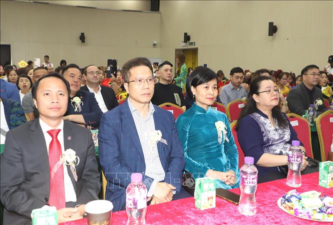 Tổng Lãnh sự Việt Nam tại Hong Kong và Macau Lê Đức Hạnh (mặc áo dài xanh) tại lễ kỷ niệm. Ảnh: Xuân Vịnh-Phóng viên TTXVN từ Macau (Trung Quốc). 