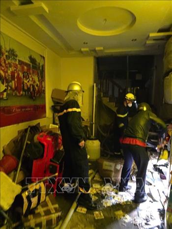 Lực lượng chức năng tới hiện trường triển khai công tác chữa cháy và cứu nạn, cứu hộ. Ảnh: TTXVN phát