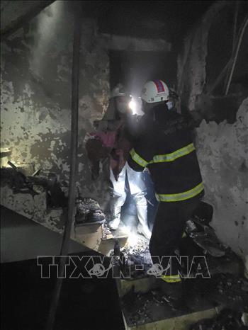 Lực lượng chức năng tới hiện trường triển khai công tác chữa cháy và cứu nạn, cứu hộ. Ảnh: TTXVN phát