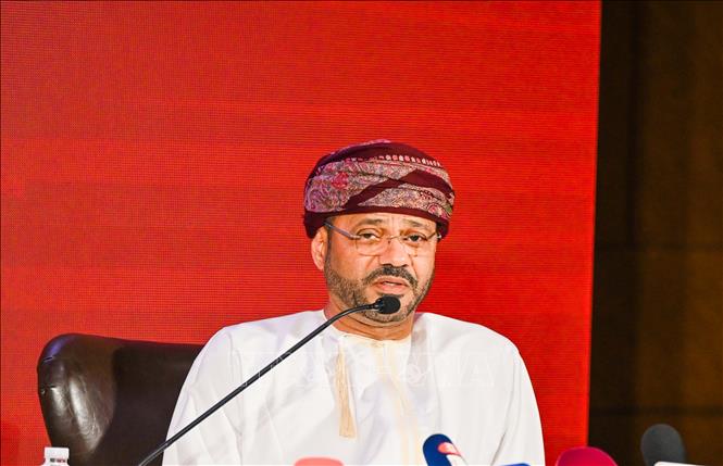 Ngoại trưởng Oman Sayyid Badr bin Hamad bin Hamood Albusaidi tại cuộc họp báo ở Muscat, Oman. Ảnh: THX/TTXVN
