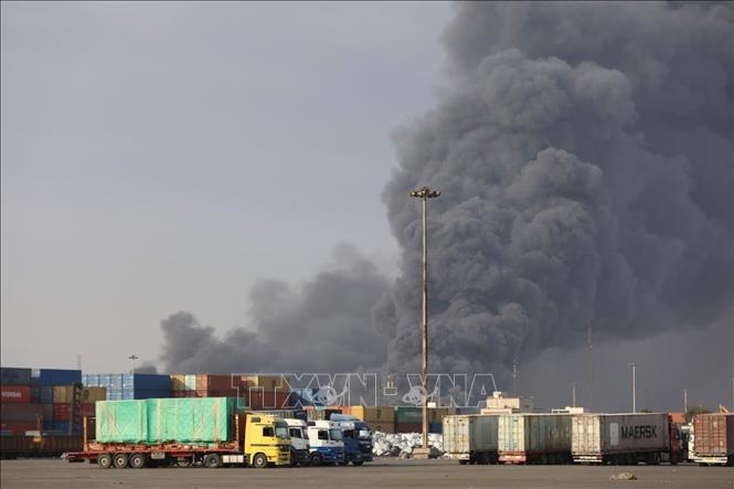 Hiện trường vụ nổ tại cảng Bandar Abbas, tỉnh Hormozgan, miền Nam Iran ngày 26/4/2025. Ảnh: THX/TTXVN