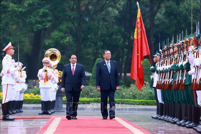 PM Pham Minh Chinh and Japanese PM Ishiba Shigeru review the Guards of Honour. VNA Photo: Dương Giang 