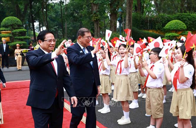 PM Pham Minh Chinh and Japanese PM Ishiba Shigeru with Hanoi children. VNA Photo: Dương Giang 