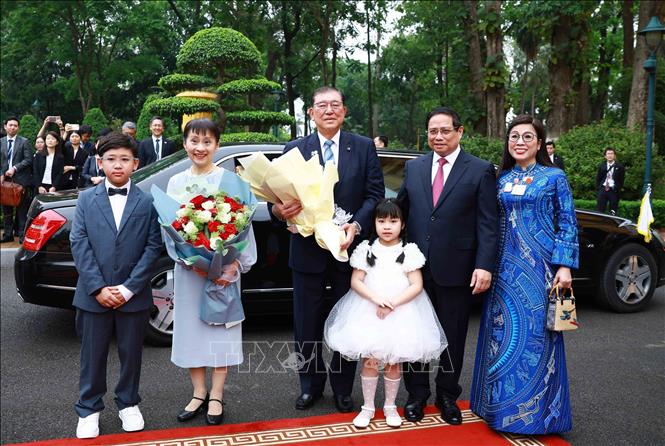 PM Pham Minh Chinh and his spouse welcome Japanese PM Ishiba Shigeru and his spouse. VNA Photo: Dương Giang 