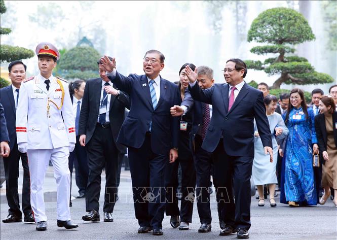 PM Pham Minh Chinh and his spouse welcome Japanese PM Ishiba Shigeru and his spouse. VNA Photo: Dương Giang 