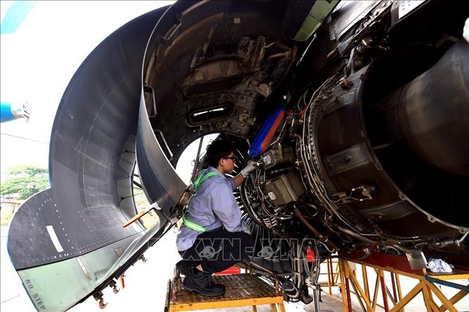 Cán bộ kỹ thuật kiểm tra động cơ phản lực máy bay Airbus A321. Ảnh: Tuấn Anh - TTXVN