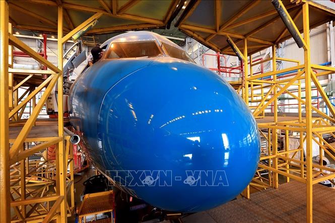Cán bộ kỹ thuật VAECO sửa chữa khoang lái máy bay. Ảnh: Tuấn Anh - TTXVN