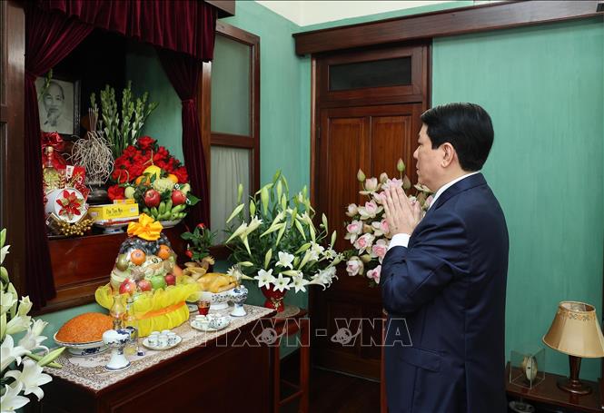 Chủ tịch nước Lương Cường dâng hương tưởng niệm Chủ tịch Hồ Chí Minh tại Nhà 67. Ảnh: Lâm Khánh - TTXVN
