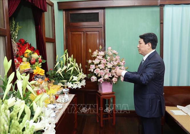 Chủ tịch nước Lương Cường dâng hương tưởng niệm Chủ tịch Hồ Chí Minh tại Nhà 67. Ảnh: Lâm Khánh - TTXVN