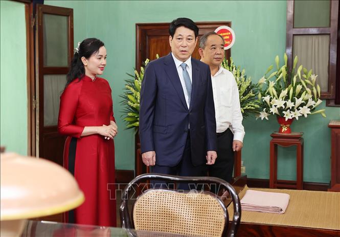 Chủ tịch nước Lương Cường tham quan những kỷ vật của Chủ tịch Hồ Chí Minh tại Nhà 67. Ảnh: Lâm Khánh - TTXVN