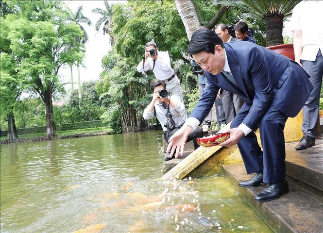 Chủ tịch nước Lương Cường cho cá ăn tại Ao cá Bác Hồ trong Khu di tích Chủ tịch Hồ Chí Minh tại Phủ Chủ tịch. Ảnh: Lâm Khánh - TTXVN